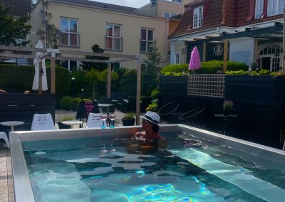Gäst njuter vid poolen