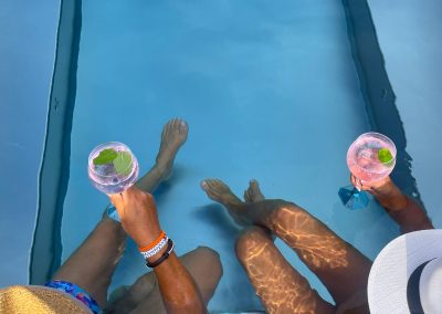 Par som njuter vid poolen