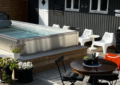 stolar och bord vid poolen