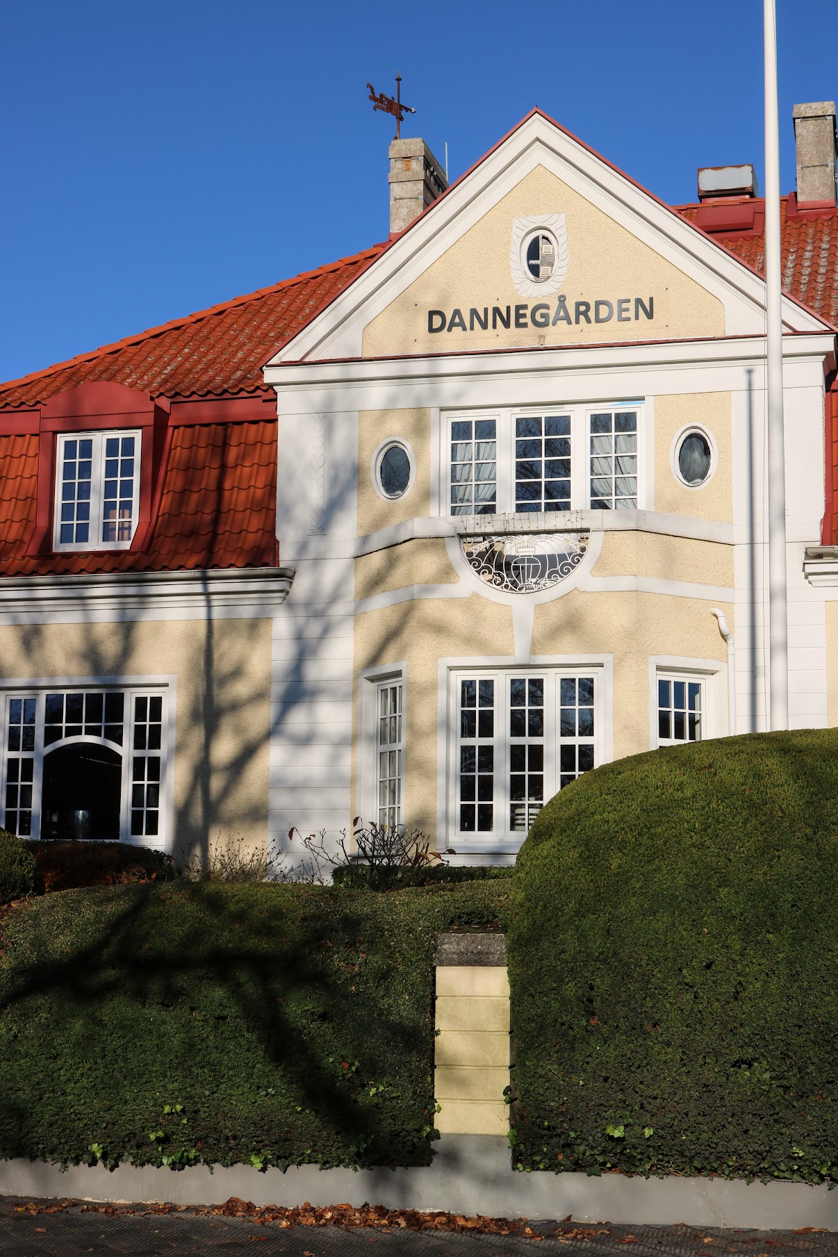 frukost på bordet. ägg, smörgås och kaffe.