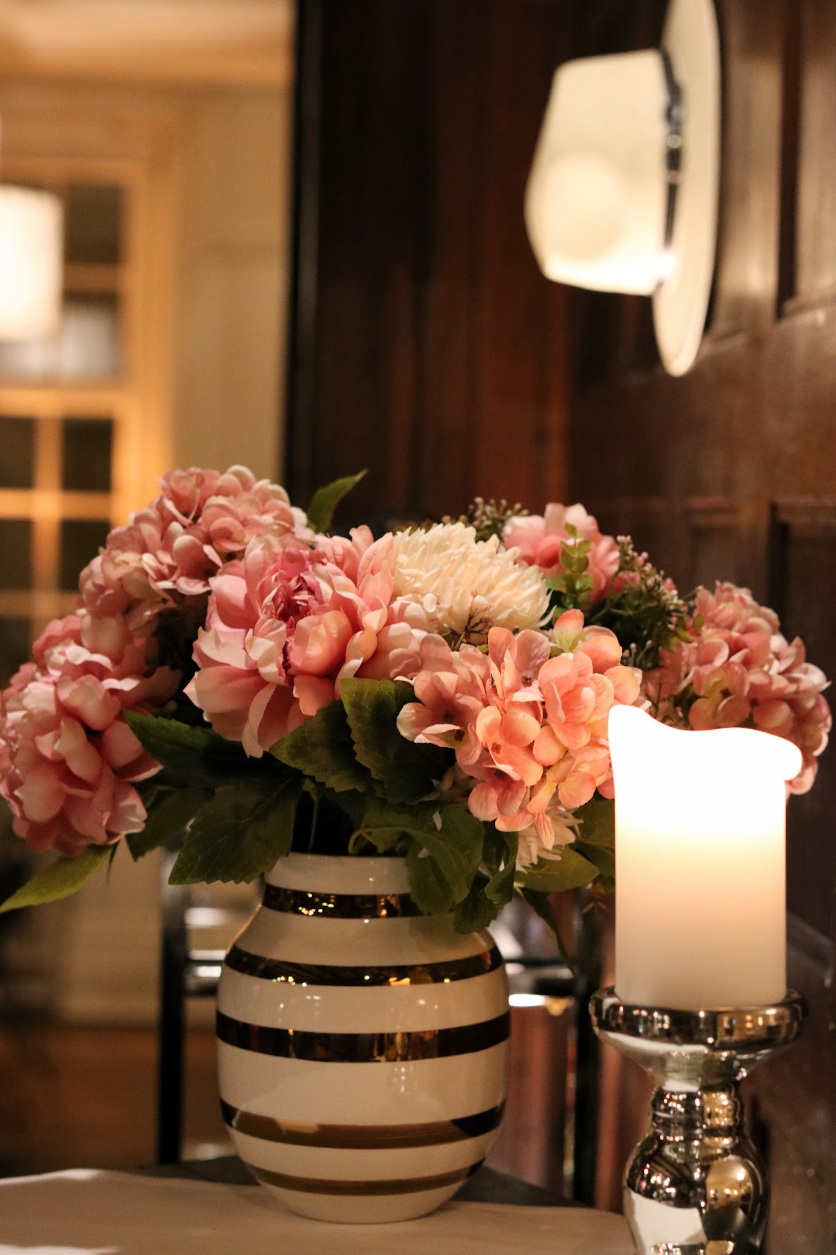 Frukostbuffé på bordet.